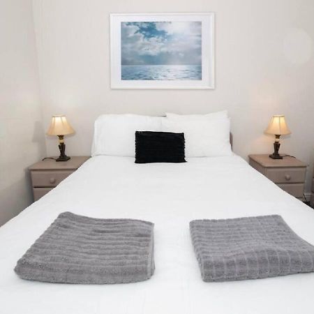 Cormorant - Beautiful 2 Bed Apartment With Sea Views Old Town Скарбъро Екстериор снимка